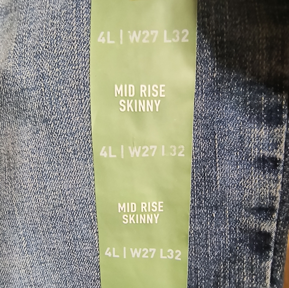NWT Signature by Levi StraussTotally Shaping mid rise skinny jeans,4L or 27Wx32L - Picture 3 of 10